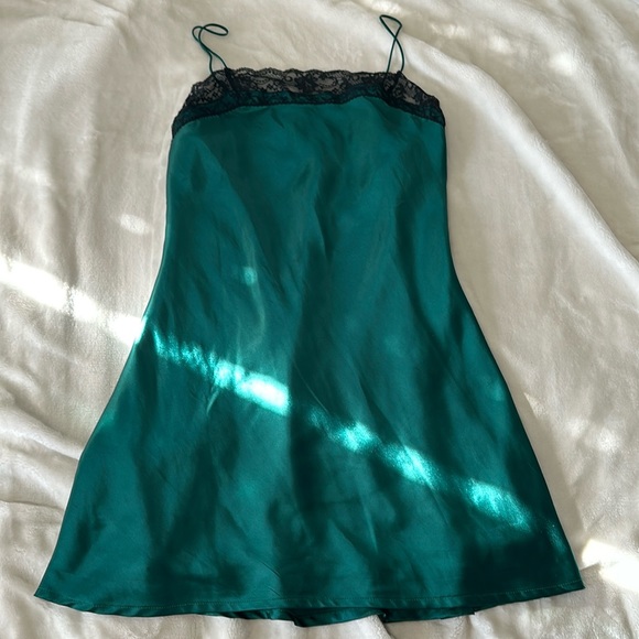 NWOT ABERCROMBIE EMERALD MINI SLIP DRESS W LACE DETAIL. SIZE M - Picture 1 of 4